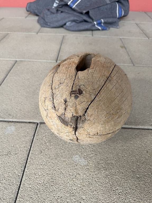 Articoli in legno: Antike Eichenholz-Kugel  Schweiz – Usato da Schlieren venduto da djambaza