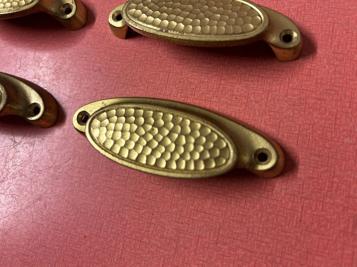 Quincaillerie: 4 Griffschalen Messing Hammerschlag sehr Schön. – D'occasion à Lanzenhäusern par vic63 2