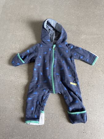 Baby Strampler mit Kapuze Grösse 62/68 blau mit Robbenmuster