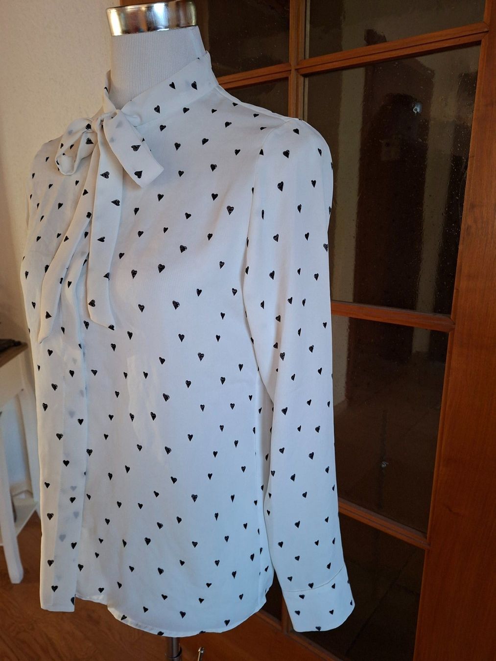 Marc Cain Blusen: MarcCain Bluse weiss mit schwazen Herzen – Gebraucht aus Unterentfelden von hofa01 1