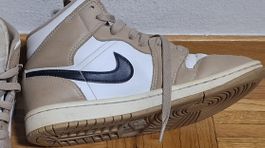 Nike Air Jordan 1 Mid baskets taille 36.5