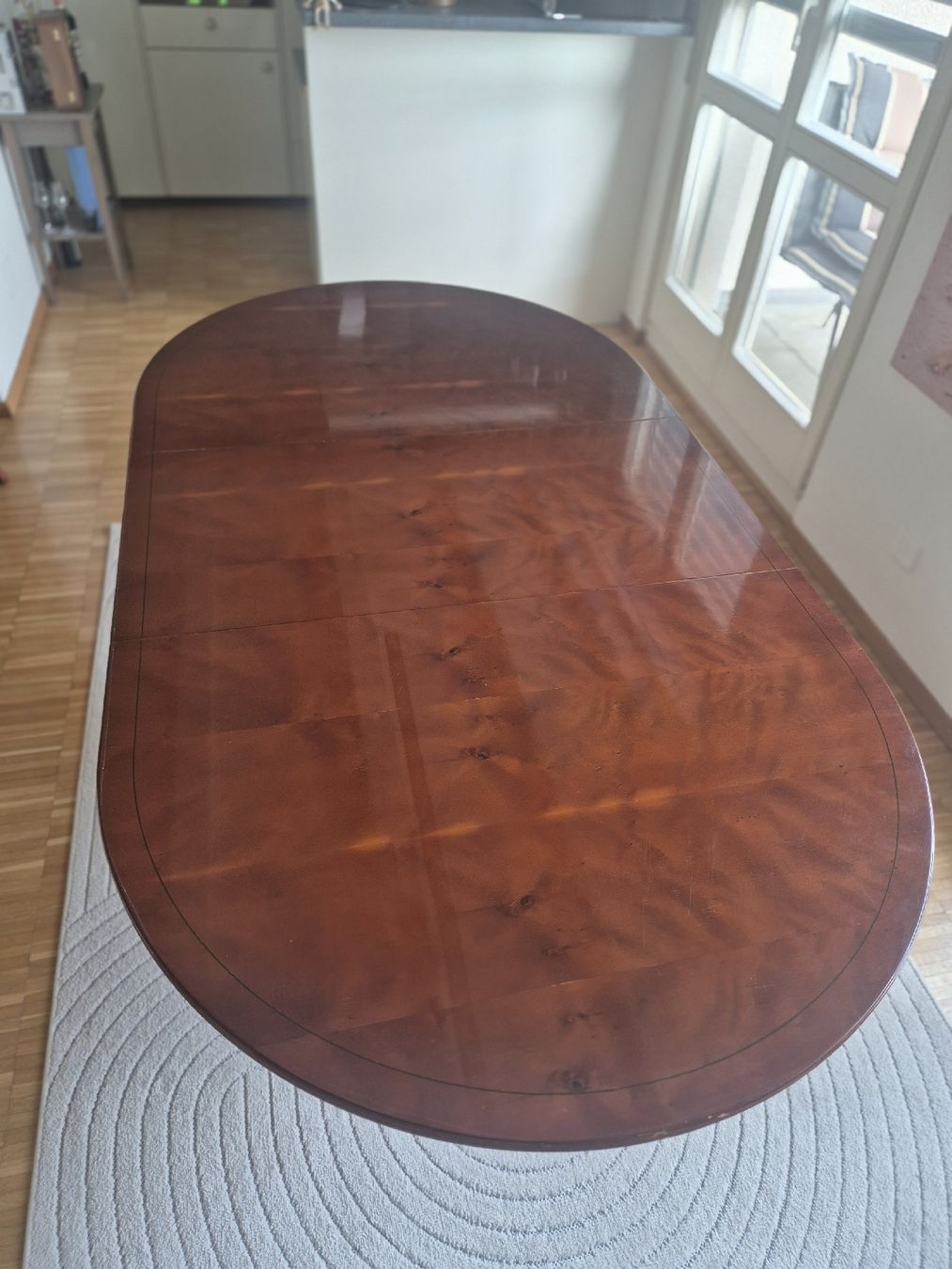 Set di tavolo e panche: Wunderschöner antiker Nussbaum-Esstisch mit 6 Stühlen – Usato da Lachen SZ venduto da Chuchichaestli_85 3