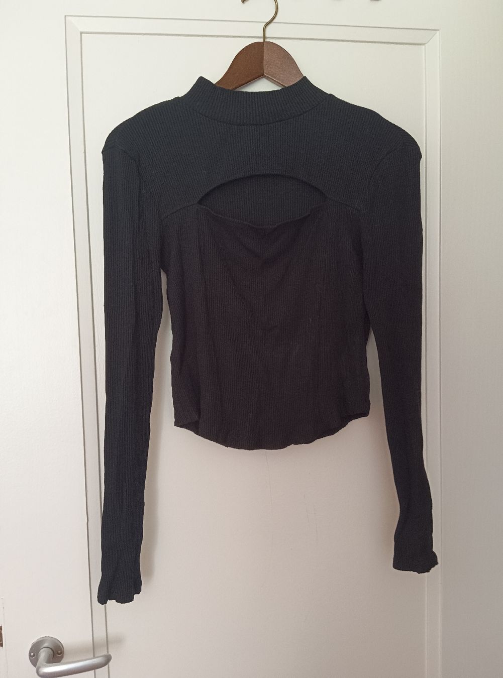 Pullover & Sweatshirts: Schickes NA-KD Oberteil mit Cutout, Grösse M – Gebraucht aus Zürich von Asteraki