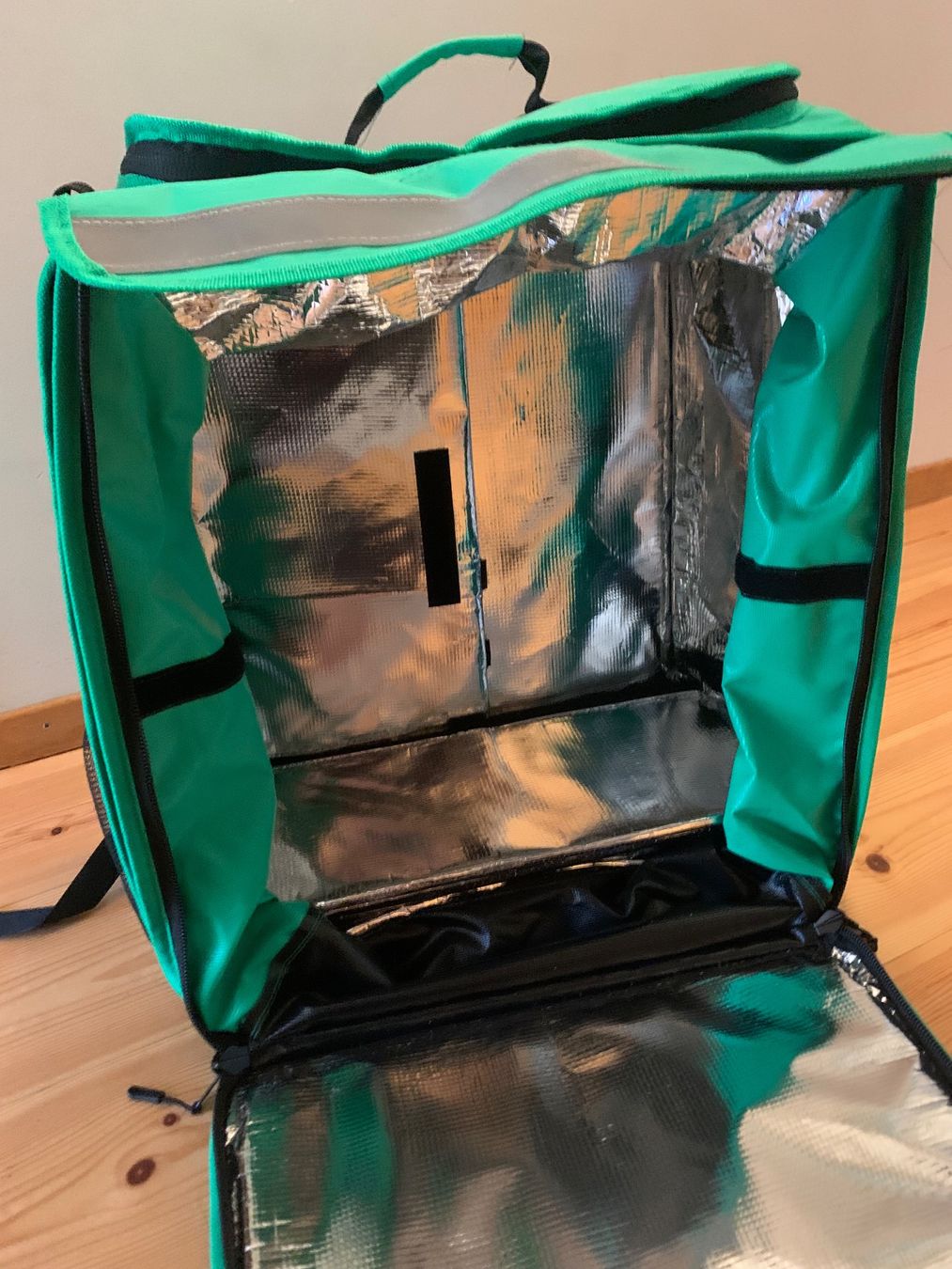 so gut wie NEU; Uber Eats Thermo Rucksack Liefertasche grün (Neu (gemäss Beschreibung)) in Neftenbach für CHF 50 – mit Lieferung auf kaufen
