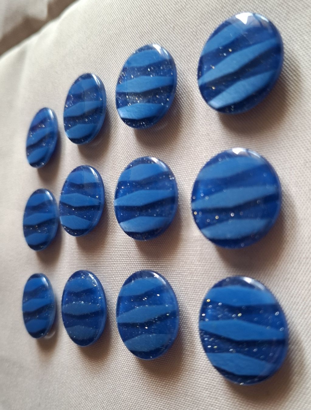 Boutons: 12 Knöpfe blau mit Glitzer, 22 mm. – D'occasion à Dietikon par Hirschkopf 1