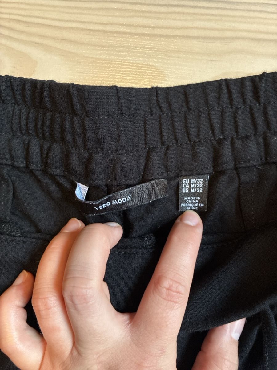 Vero Moda Pantaloni: Vero Moda Black Trousers with Drawstring Size M/32 – Usato da Niederwil SG venduto da leg_s6lw 1