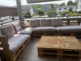 Euro Paletten Lounge mit Tisch, Sitzkissen und Kissenbezug