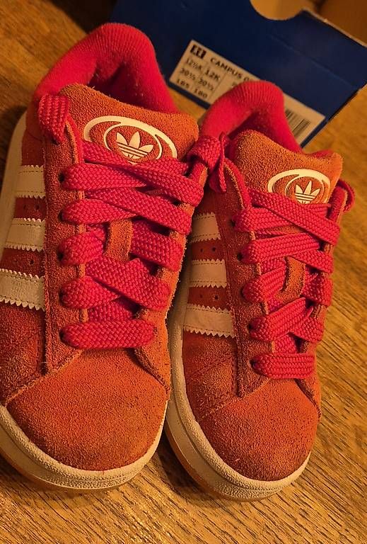 Adidas Scarpe per ragazzi: Adidas Kinderschuh 30+ Red+White – Nuovo e nell'imballaggio originale da Hinterkappelen venduto da Betla 1