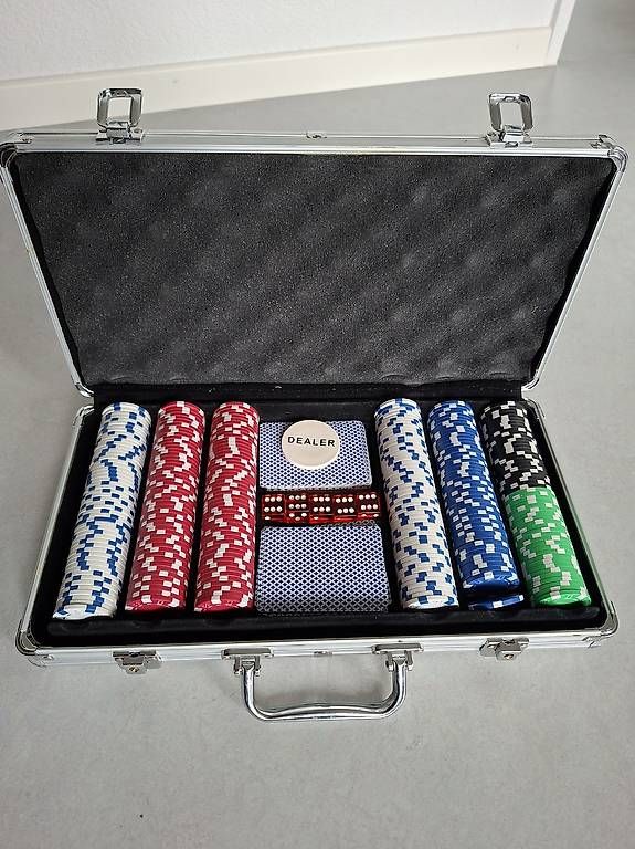 Spiele: Pokerkoffer fast nie gebraucht – Gebraucht aus Wettingen von phyti1