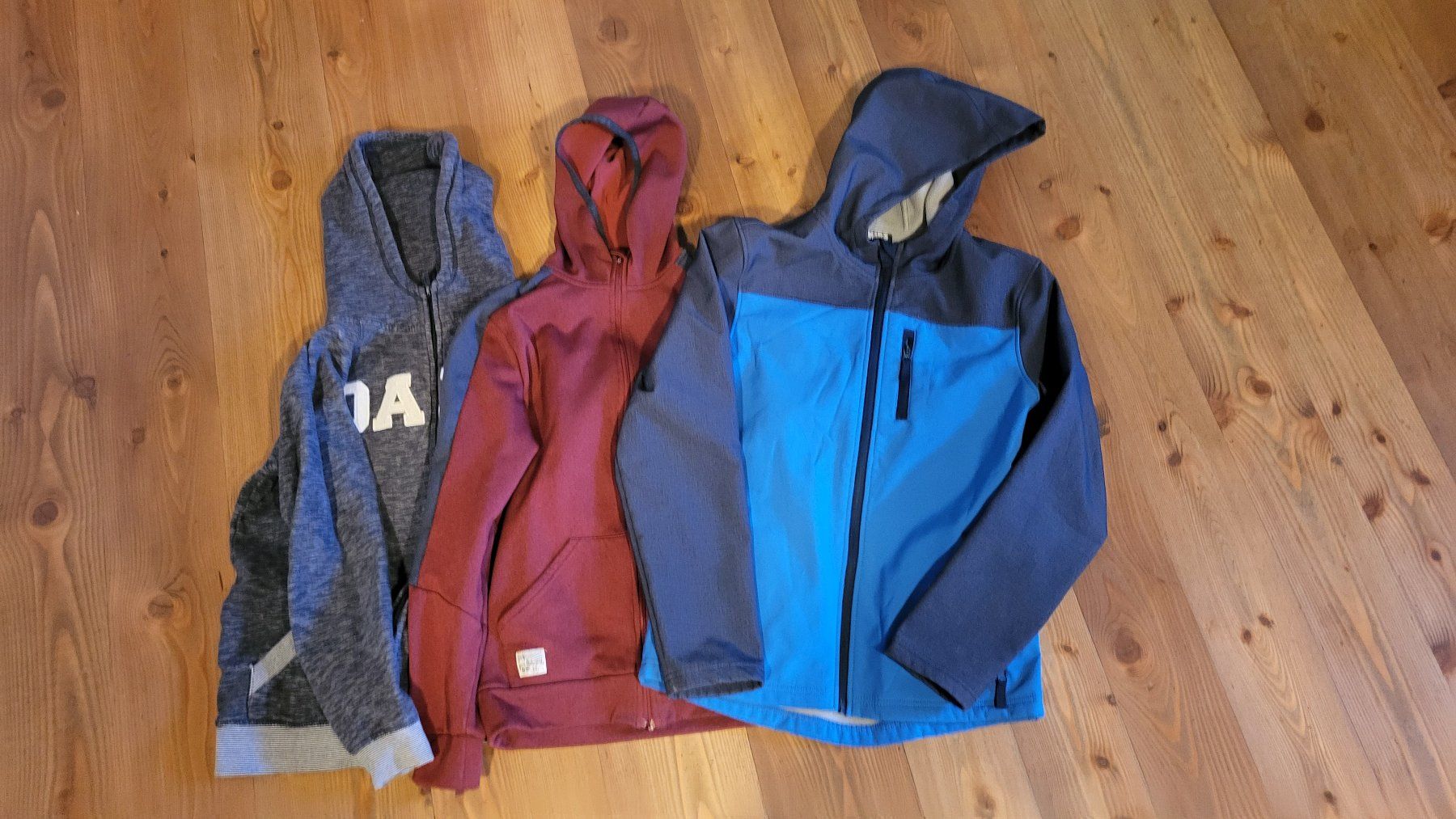 Maglioni & Felpe: 2 Kapuzenpullover 1 Softshell-Jacke – Usato da Trun venduto da nora210