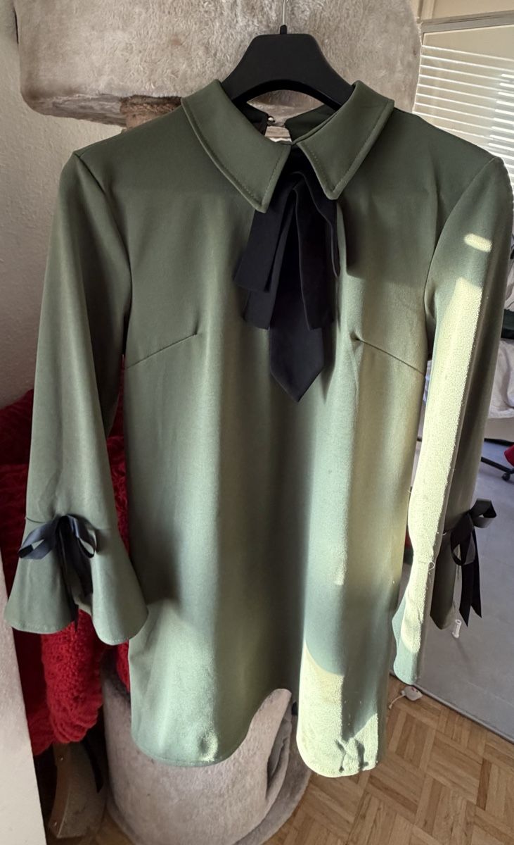 Vestiti: Robe verte avec nœud noir taille S – Nuovo (secondo la descrizione) da Carouge GE venduto da orc_88rq 2
