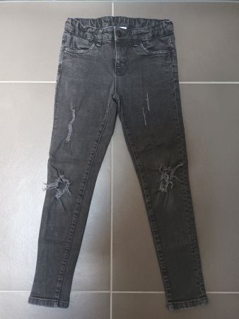Jeans Hosen schwarz mit Löcher Gr. 146