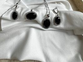 Parure élégante avec pierre noire et détails brillants ✨ ...