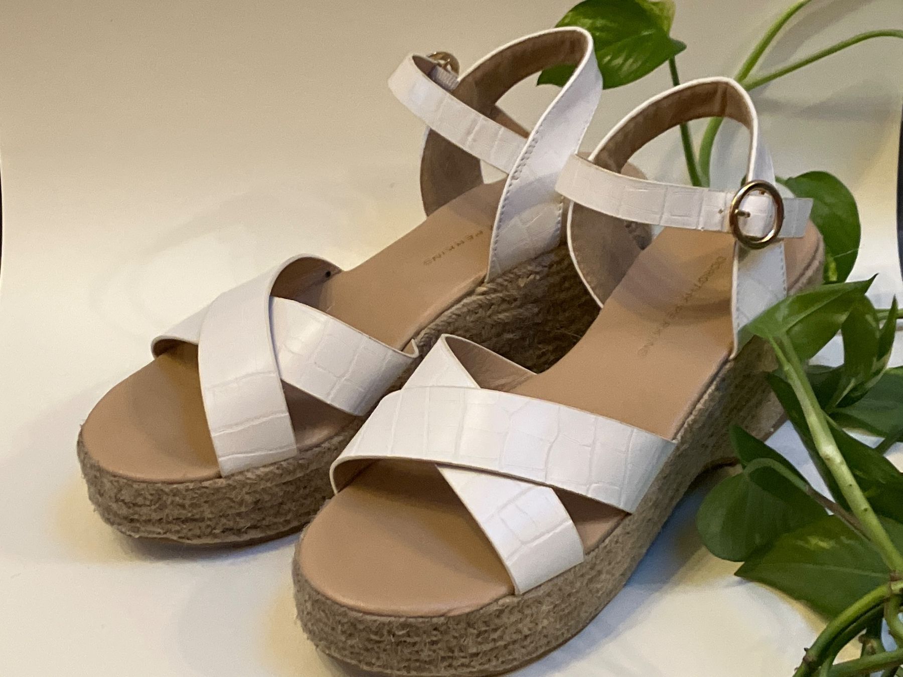 Dorothy Perkins Scarpe da donna: Plateau Sandalen weiss mit Absatz – Usato da Baden venduto da Hikaruu