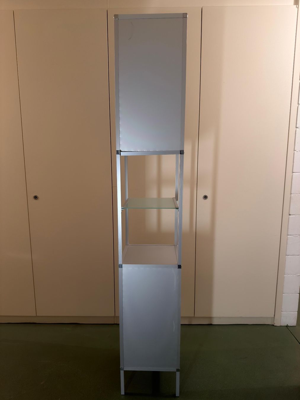Armadi: Schmaler Vitrinenschrank mit Milchglas – Usato da Au ZH venduto da bpu_sp7d 3