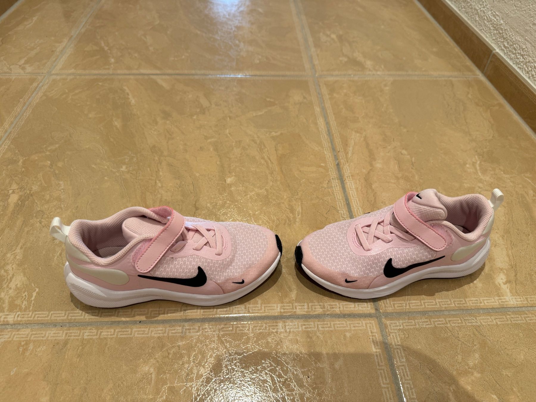 Nike Scarpe per ragazze: Nike Hallen Turnschuhe, 31.5 – Usato da Klingnau venduto da Markus14