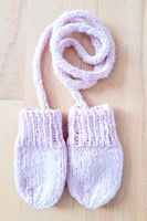 Warme Fäustlinge gestrickt Gr. 56/62 mit Kordel