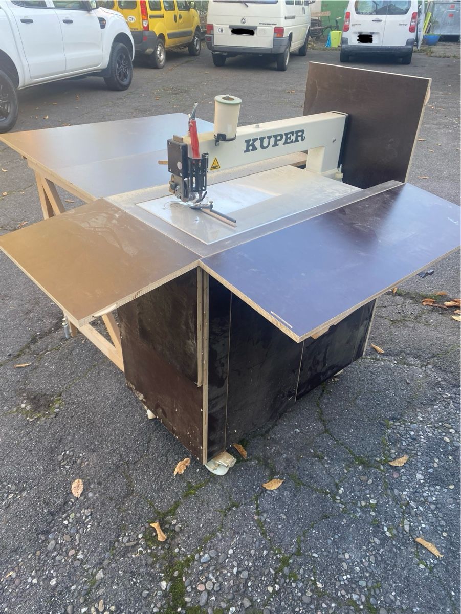Toutes les machines: Furnier Nähmaschine – Défectueux à Basel par MoebelSackmann