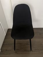 4 schwarze Stühle