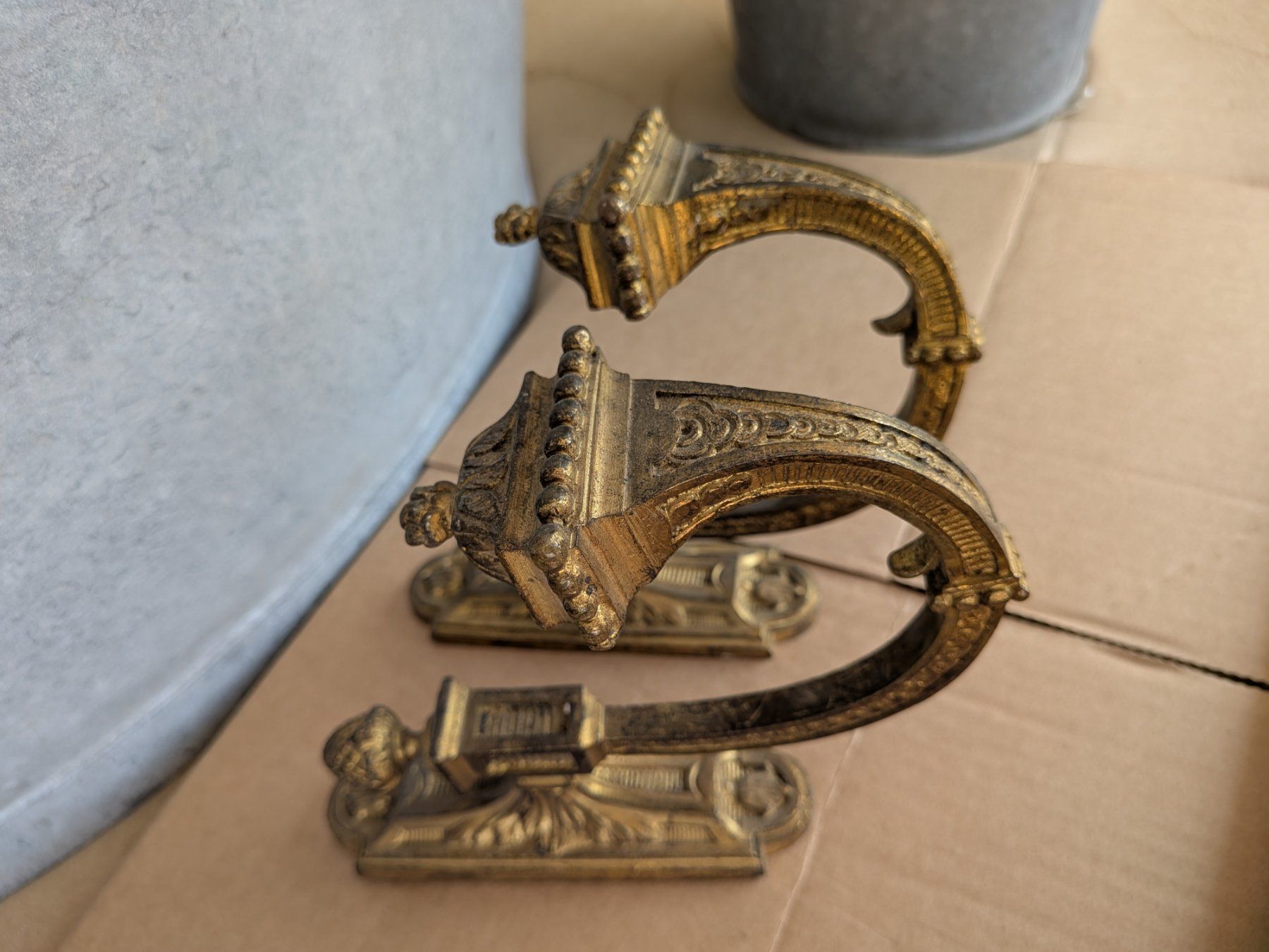 Sculture & Statue: 2 antike Bronze Vorhangstangenhalter oder Raffhalter – Usato da Emmen venduto da Brockofsky 1