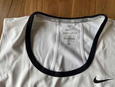 Tennis Top v NIKE, Gr. L