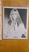 Susan George, Original Autogramm auf Grossfoto in s/w