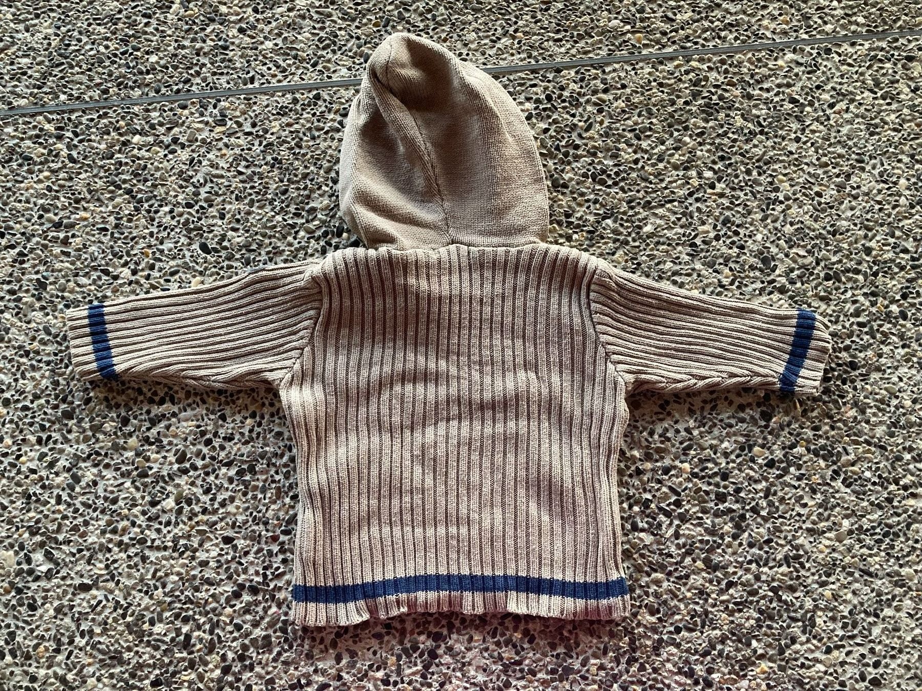 Maglioni & Felpe: Kapuzen Strickpullover / Hoodie, Gr. 74 – Usato da Aetingen venduto da Nadinsky 1