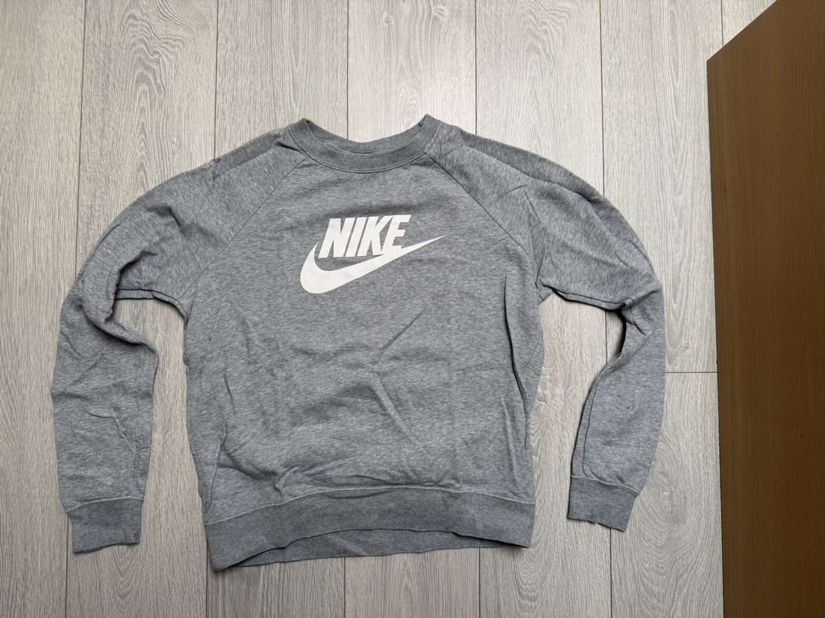 Nike Maglioni & Felpe: Pull Nike gris, taille M, idéal pour le sport! – Usato da Crans VD venduto da choukye