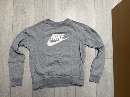 Pull Nike gris, taille M, idéal pour le sport!