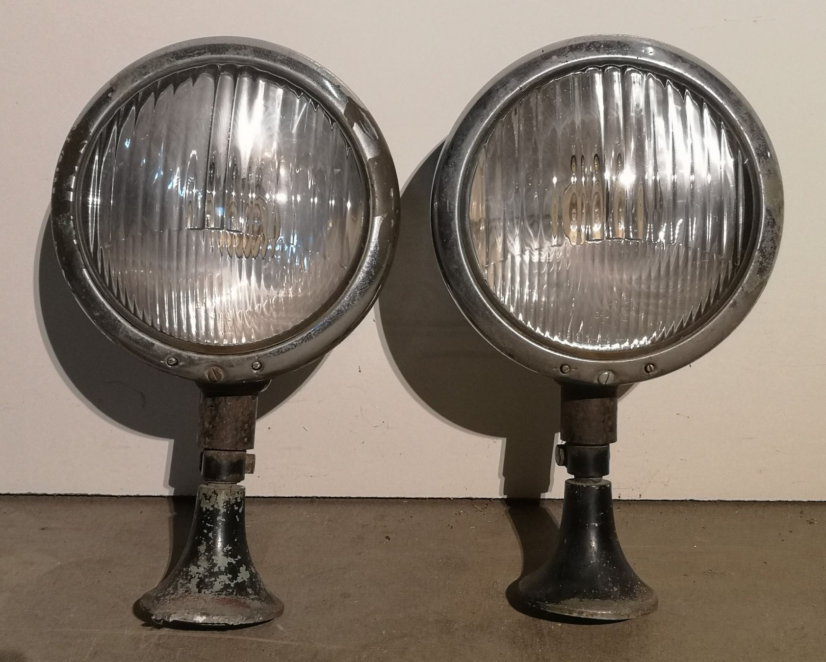 Fari: 2 Oldtimer Zusatzscheinwerfer schwarz verchromt, ideal .... – Usato da Solothurn venduto da Sis_email 1