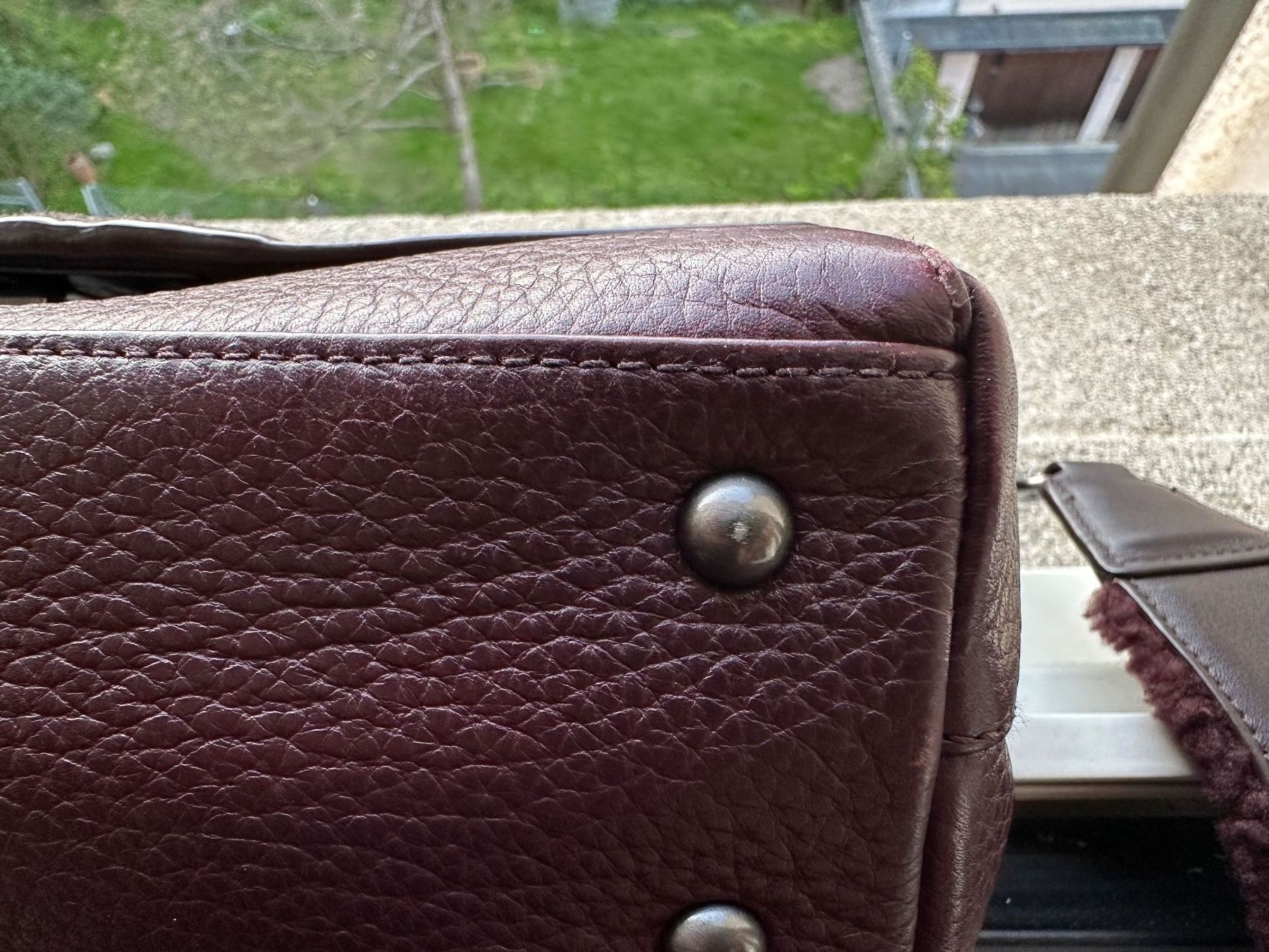 Taschen für Damen: AKRIS original Umhängetasche in Weinrot – Gebraucht aus Luzern von gwand 4
