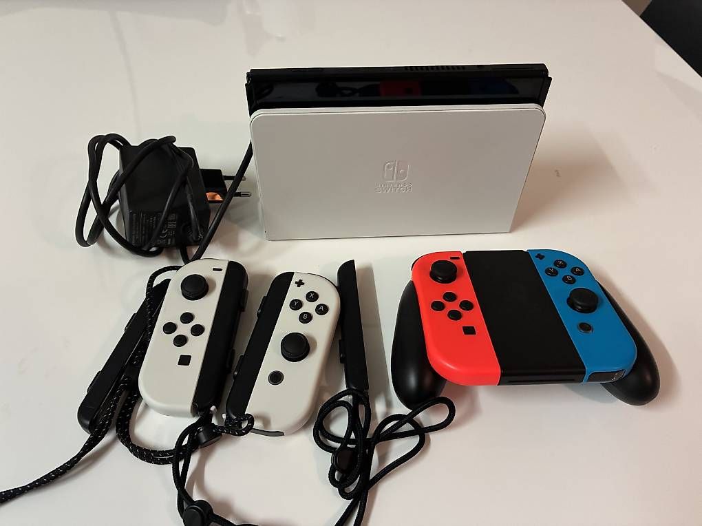 Console: Nintendo Switch OLED + Zubehör + 2 Spiele – Usato da Basel venduto da gml_j9db 2