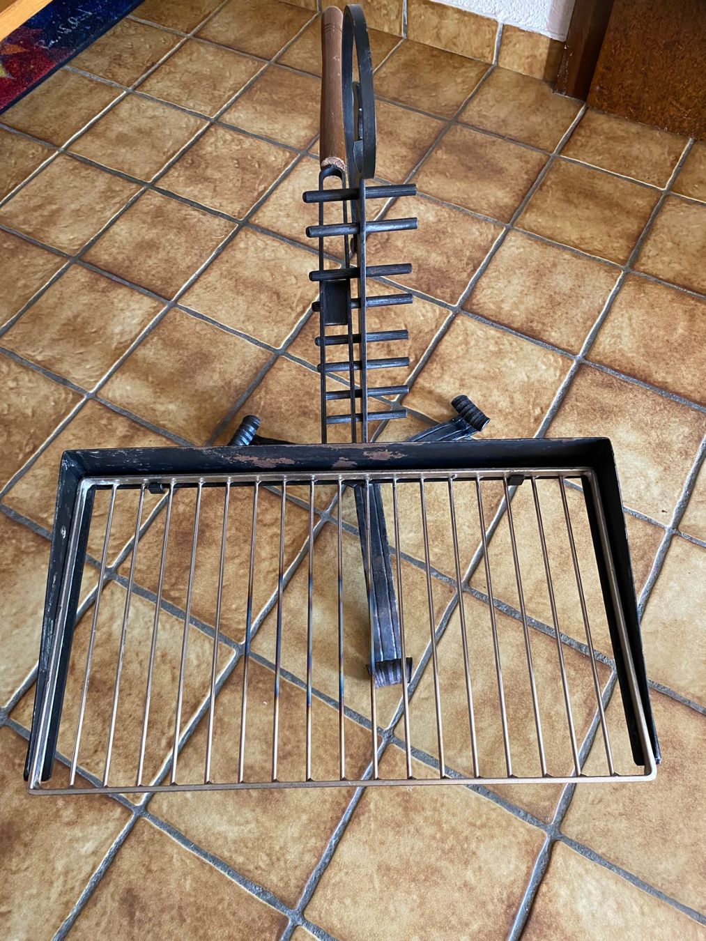 Griglie: Grill avec support en fer forgé. – Usato da Roches BE venduto da gibus123