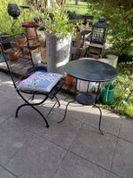 Gartenstuhl und Tisch