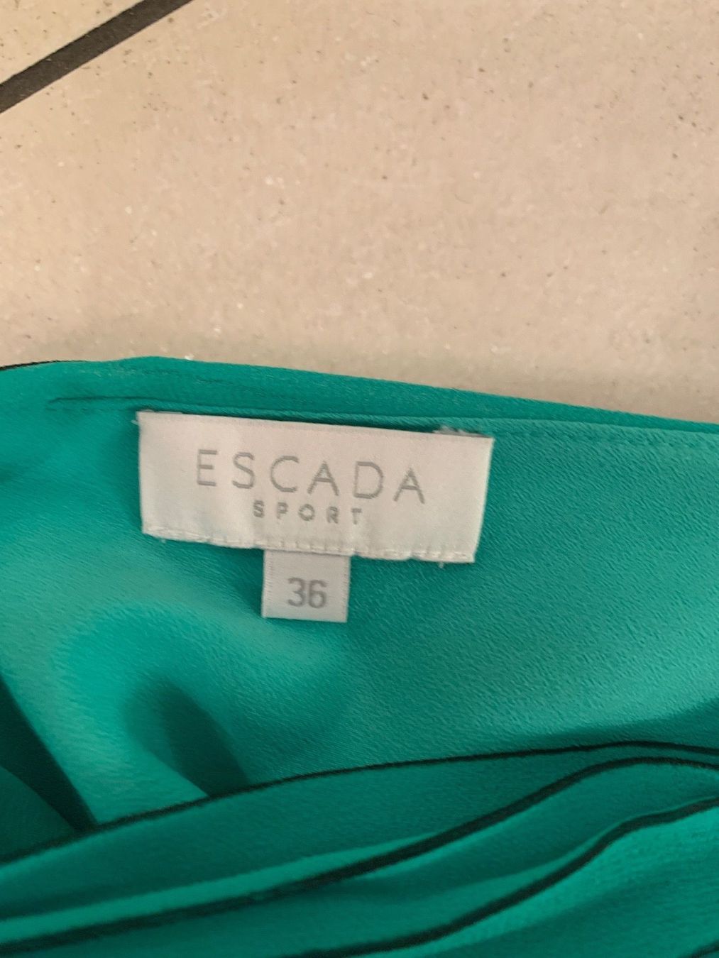 Escada Kleider: Escada Sport Gestreiftes Plissee-Kleid – Neu (gemäss Beschreibung) aus Unterägeri von Jr61 5