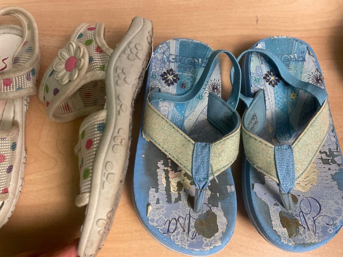 Scarpe per ragazze: 2 Paar Mädchen Sandalen/Flip Flops Gr.26Sommer – Usato da Obergerlafingen venduto da cabo4 1