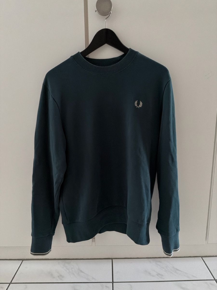Fred Perry Pulls & Sweat-shirts: Fred Perry Pullover dunkelgrün, Grösse M, gebraucht – D'occasion à Buochs par grumpy_gyoza57