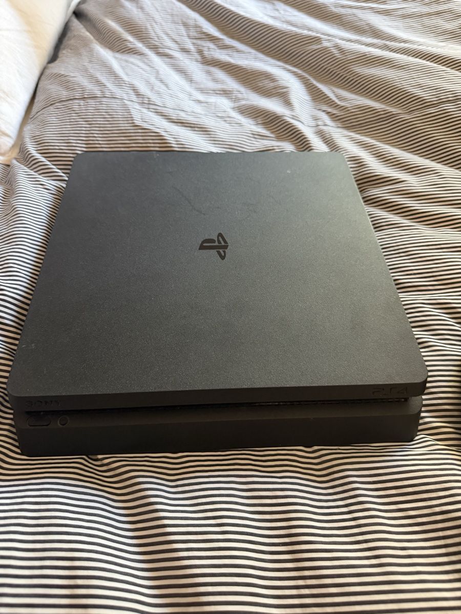 Sony Konsolen: PS4 Slim 500 GB  inkl. 2 Controller + Kabel – Gebraucht aus Zürich von lor_9fwz 1