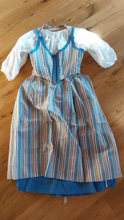 Alte Werktagstracht, blau gestreift mit Schürze