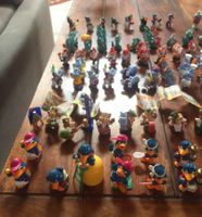verschiedene Überraschungseierfiguren