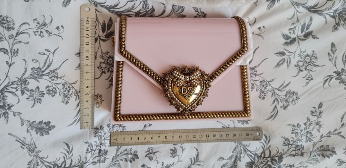 Dolce & Gabbana Borse da donna: Dolce & Gabbana Devotion Embellished Resin Shoulder Bag Pink – Nuovo (secondo la descrizione) da Frauenfeld venduto da Vanityroom 4