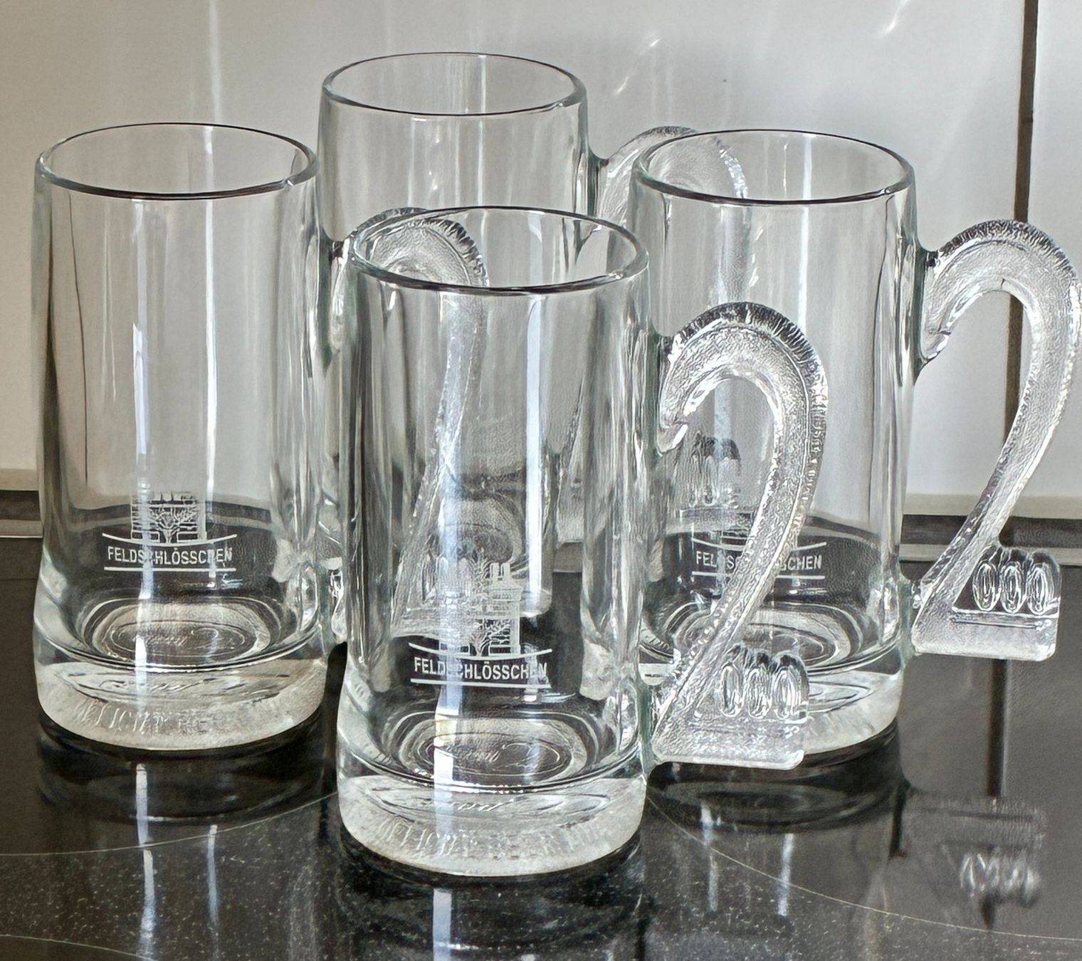 Feldschlösschen Bicchieri: 4 Millenium 2000 Biergläser Feldschlösschen – Usato da Kloten venduto da Nephty