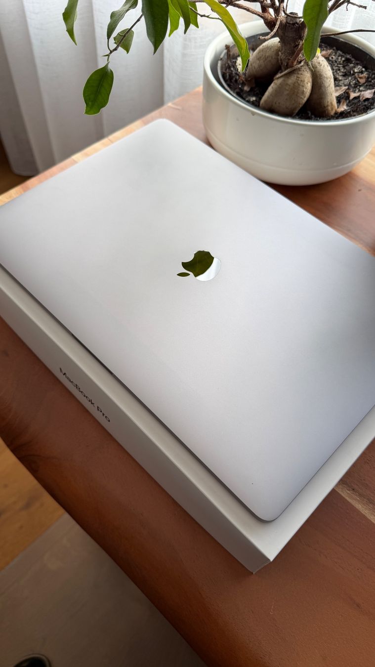 Apple Notebook: MacBook Pro 15" mit Touchbar, grau, 500GB SSD, Dezember 2016 – Usato da Domat/ Ems venduto da saren92 2
