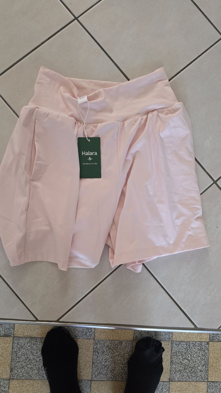 Halara Hosen: Halara Shorts M – Neu (gemäss Beschreibung) aus Beromünster von Lauramani