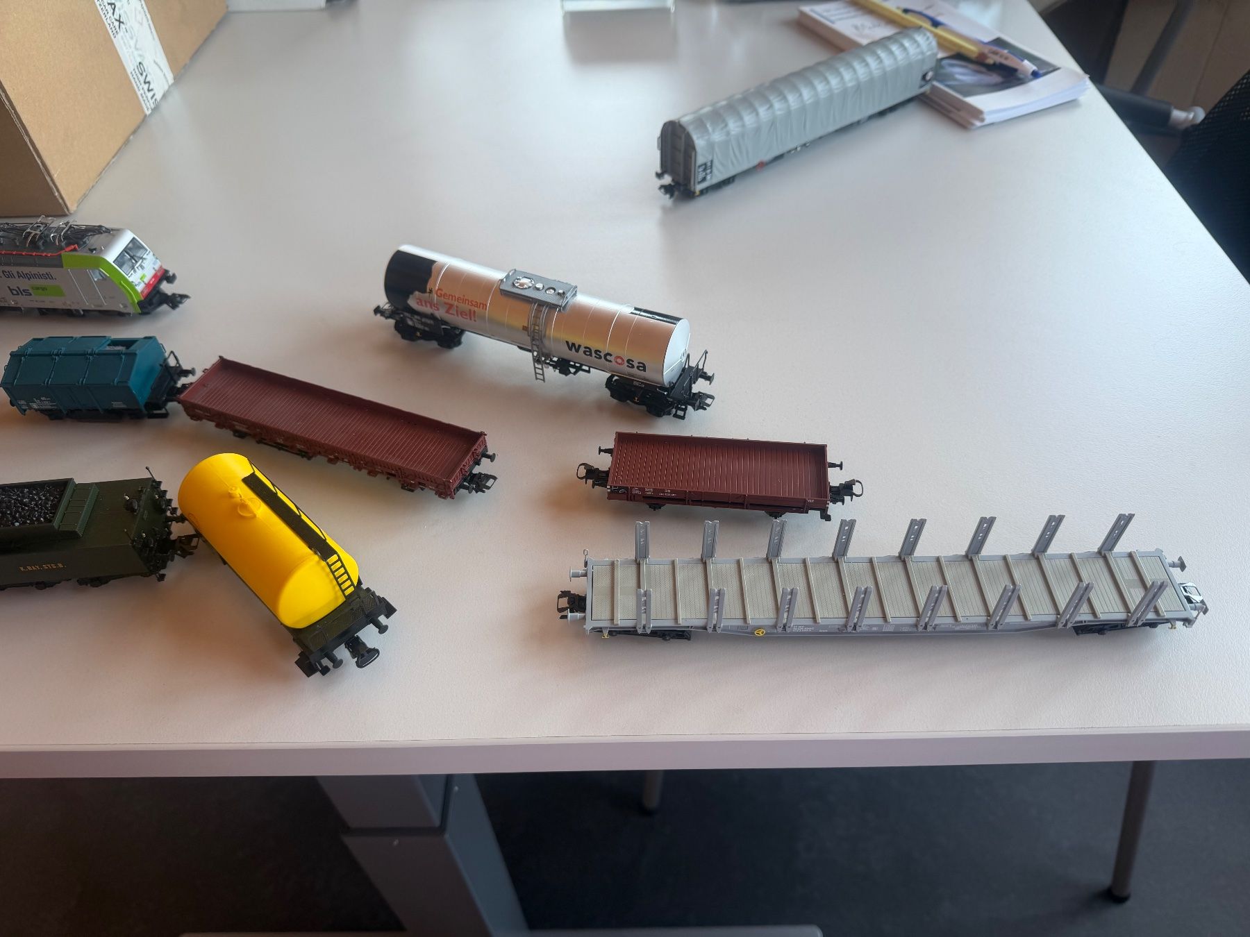 Modellini di ferrovie: Modellbahn mit vers. 4x Lokomotiven und Wagen – Usato da Laupersdorf venduto da Habicht2007 1