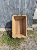 Une malle, 2 corbeilles en osier