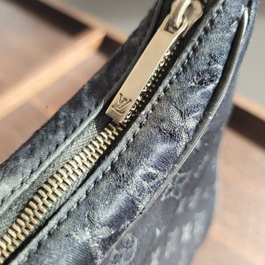 Louis Vuitton Borse da donna: LOUIS VUITTON Small Black Satin and Leather Trim + Monogram – Usato da Chavannes-des-Bois venduto da sarahzo 3
