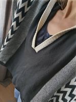 Wunderschöner Poncho in schwarz-weiss-grau