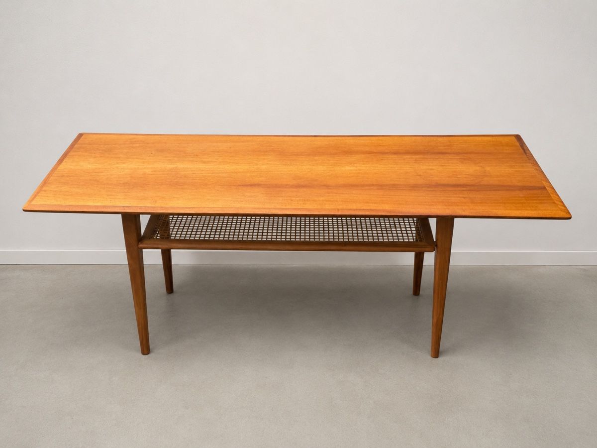 Tische: Mid-Century Couchtisch mit Rattan-Ablage – Gebraucht aus Dachsen von Lor_sch