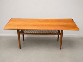 Mid-Century Couchtisch mit Rattan-Ablage